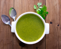 Bouillon de légumes avec fanes de radis