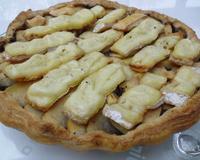 Une tarte au pommes, boudin (ou lardons selon les goûts) et camembert, avec un appareil d'oeufs et de crème fraîche