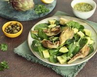 Salade d'artichauts poivrade à l'avocat et pousses d'épinard