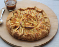 Tarte rustique pommes et caramel (sans moule)