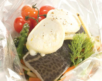 Papillote de cabillaud maison , Chavignol fondant et julienne de légumes