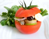 Voici une idée de présentation originale pour vos prochaines salades niçoises. Tous les ingrédients qui composent habituellement cette salade sont ici, à l'intérieur…