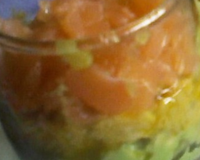 Verrines à l'avocat, pois chiches et saumon fumé