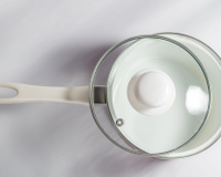 Vous avez des poêles ou des casseroles noircies ? Cet ingrédient basique du placard peut faire des miracles pour les récupérer