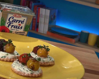 Tartelettes fines, Carré Frais aux herbes fraîches et tomates cerise confites au thym