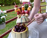 Brochettes de melon aux fruits rouges