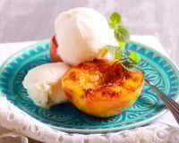 Un chef italien dévoile sa recette express de pêches rôties au chocolat : le dessert parfait pour l’été