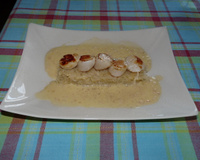 Noix de St. Jacques poêlées sur lit de choucroute et beurre blanc