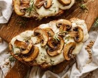 "Ça sent tellement bon, c’est incroyable" : une diététicienne partage sa recette de bruschetta aux champignons et mozzarella