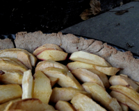 Cette tarte aux pommes, agrémentée de confiture de cassis, a la particularité d'avoir une pâte à base de farine de blé noir.