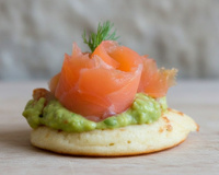 Blinis au saumon et guacamole