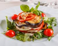 Avant la fin de la saison, profitez-en pour faire notre recette d’aubergines en millefeuille, mozzarella, tomates et à l'origan