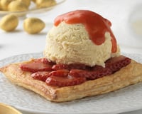 Feuilleté à la fraise et sa boule de crème glacée Carte d'Or® vanille de Madagascar