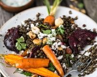 Salade de lentilles aux carottes et betterave rôties, féta et noisettes