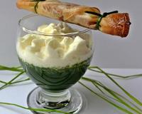 Le fromage est décliné en deux versions : du Cantal Vieux en espuma sur une soupe froide d'orties rafraîchie de quelques feuilles de menthe poivrée et du Cantal Jeune,…