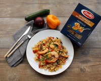 Farfalle integrali aux légumes sautés, crevettes, roquette