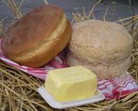 Pain brioché à la mie plus ferme et bien jaune et pain demi-gris tradition cuit en platine.
