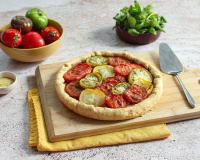 Tarte aux tomates anciennes revisitée à la compotée d’oignons