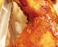 Cuisses de poulet laquées au miel épicé et chutney maison de pommes aux 3 gingembres sur riz parfumé