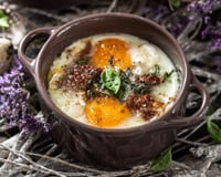 Oeufs cocotte au fromage de chèvre et tomates séchées