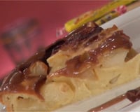 Gâteau aux pommes, sauce Carambar