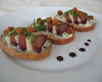 Tartine gourmande entre la poire et le fromage Saint Agur