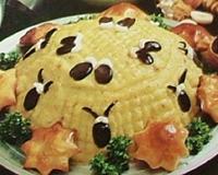 Voici une brandade de morue que je réalise en forme de dôme et que je décore avec des olives, des petites formes en pâte feuilletée.C'est délicieux !