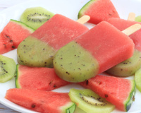 Popsicle ou esquimaux glacés à la pastèque et au kiwi