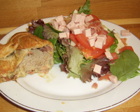 Petit plat fin et goûteux accompagné d'une salade fraîche.