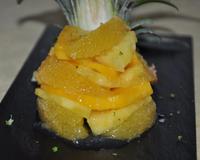 Une fine découpe de fruits exotiques empilée et nappée d'une gelée de Soho au citron vert.
