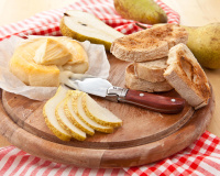 Camembert rôti aux poires et miel : la recette fondante qui réchauffe l’automne