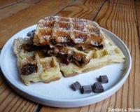 Gaufre sucrée avec la garniture dans la pâte et non sur la gaufre.
