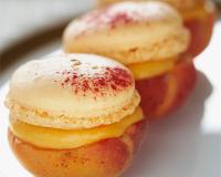 Recette gourmande pour croquer dans les abricots de saison et les macarons. Une coque de macaron couleur abricot tacheté d'or et de pigments rougissants, une seconde…