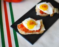 De délicieuses tartines aux saveurs basques, grâce au fromage de brebis Etorki.Une recette proposée par Nathalie du blog 'Cuisiner tout simplement'.