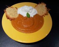 Velouté de carottes au curry et cumin accompagné d'une crème fouettée et de tuiles au fromage.