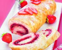 Un biscuit moelleux roulé à la confiture de Fraises Bonne Maman et fraises fraîches pour un classique des desserts des familles.