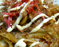 Nouilles japonaises épaisses au blé sautées avec de la viande et des légumes, le tout assaisonne de uster sauce. C'est un plat typique de "matsuri" (festival) au Japon.
