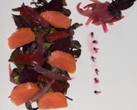 La feuille de chêne rouge tient compagnie au saumon fumé et tomate "noires" de crimée". Les oignons confits au sirop d'hibiscus accompagnent l'ensemble parsemé de basilic…