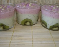 Voici un dessert réalisé à base de fraises, kiwis et d'agar- agar, très rapide, très facile et très délicieux.