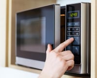 Micro-ondes : cette erreur que tout le monde fait en réchauffant son plat pourrait nuire à votre santé