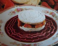 Fraises et chantilly entre 2 biscuits.