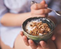 Trop de sucres, peu de fibres, comment bien choisir son muesli ou son granola au supermarché ?