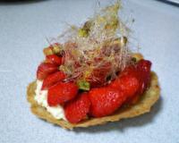 Une recette sublime avec ces tuiles aux amandes revus pour l'occasion en fond de tarte.