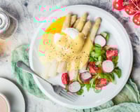 Salade d'asperges blanches, radis, œufs pochées et sauce hollandaise