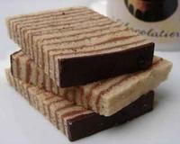 Un financier gourmand en forme de cake, avec une multitude de couches de praliné !