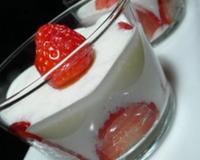Une mousse de yaourt/mascarpone, légère et onctueuse, entourée de tranches de fraises rehaussées d'une goutte de balsamique, si les fruits ne sont pas assez parfumés.