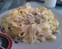 Tagliatelles accompagnées d'une sauce à la crème fraîche, champignons et poireaux.