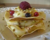Toujours sur le thème de mardi - gras voici une recette de déguisement pâtissier, cette fois - ci les crêpes se prennent pour un joli millefeuille.