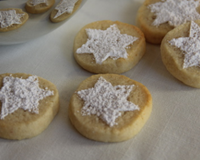 Petits sablés aux amandes très fondants décorés en étoiles.