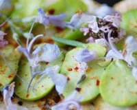 Tartine de fèves aux parfums de fleurs de thym et romarin